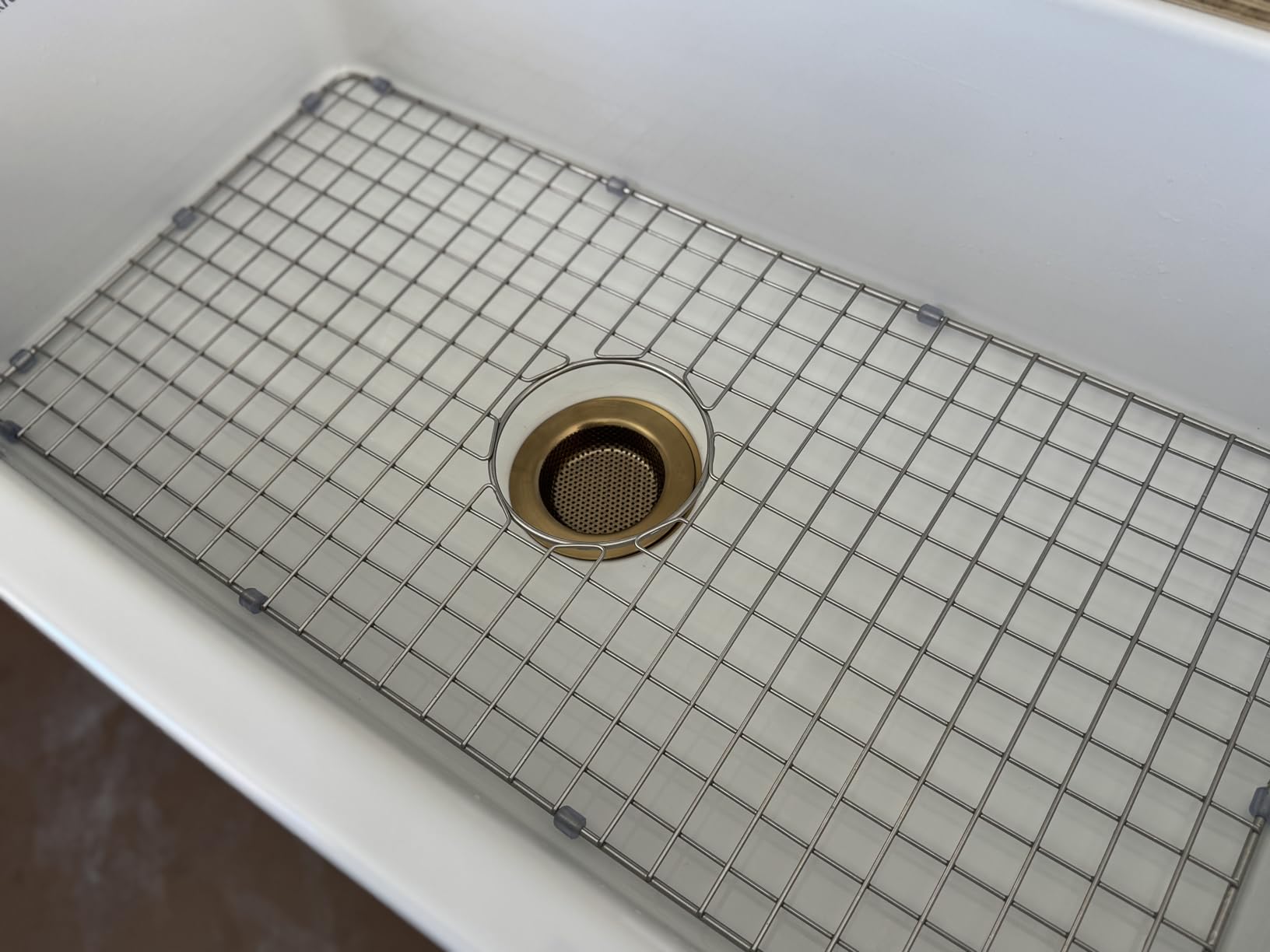 KRAUS KFR1-33GWH Turino Reversible 33-inch Fireclay Farmhouse Flat Apron Front Single Bowl Kitchen Sink with Bottom Grid in Gloss White customer photo 2
