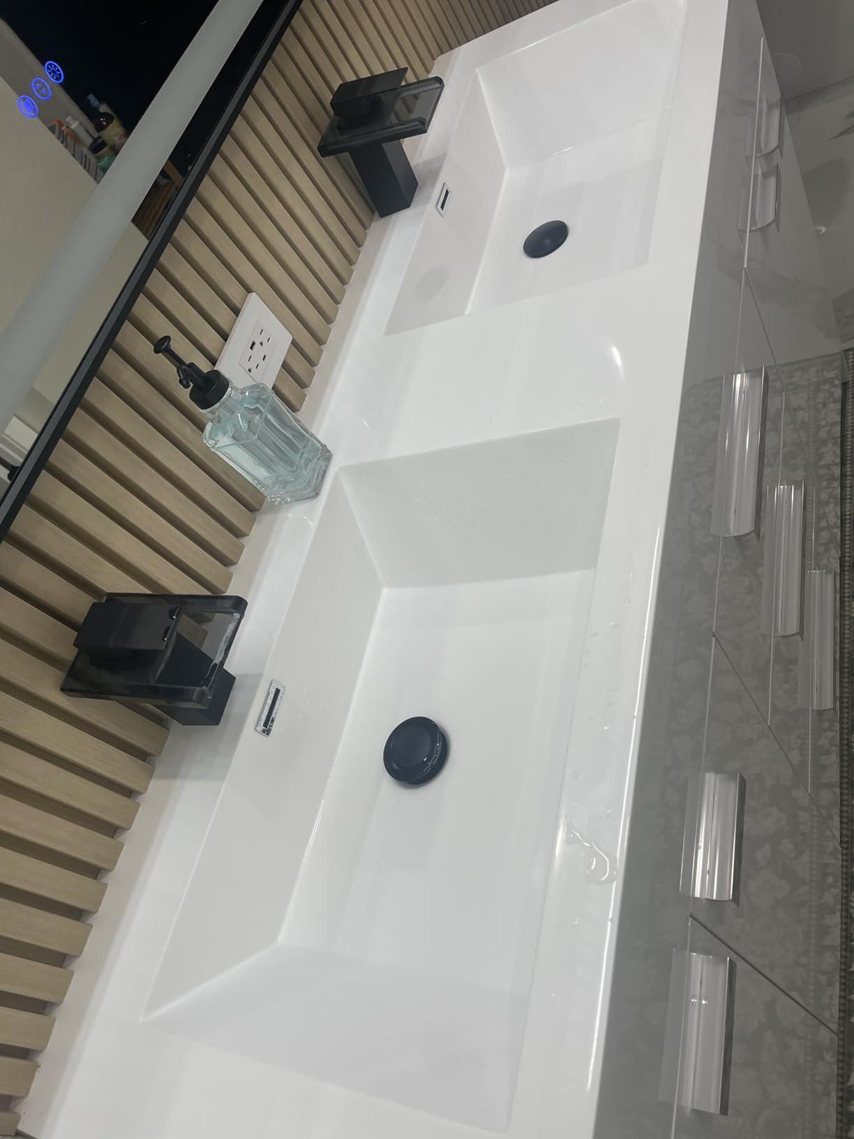 Eviva Lugano 24 in. Concrete Gray Single Sink Bath Vanity with Acrylic Top and Integrated Sink customer photo 1