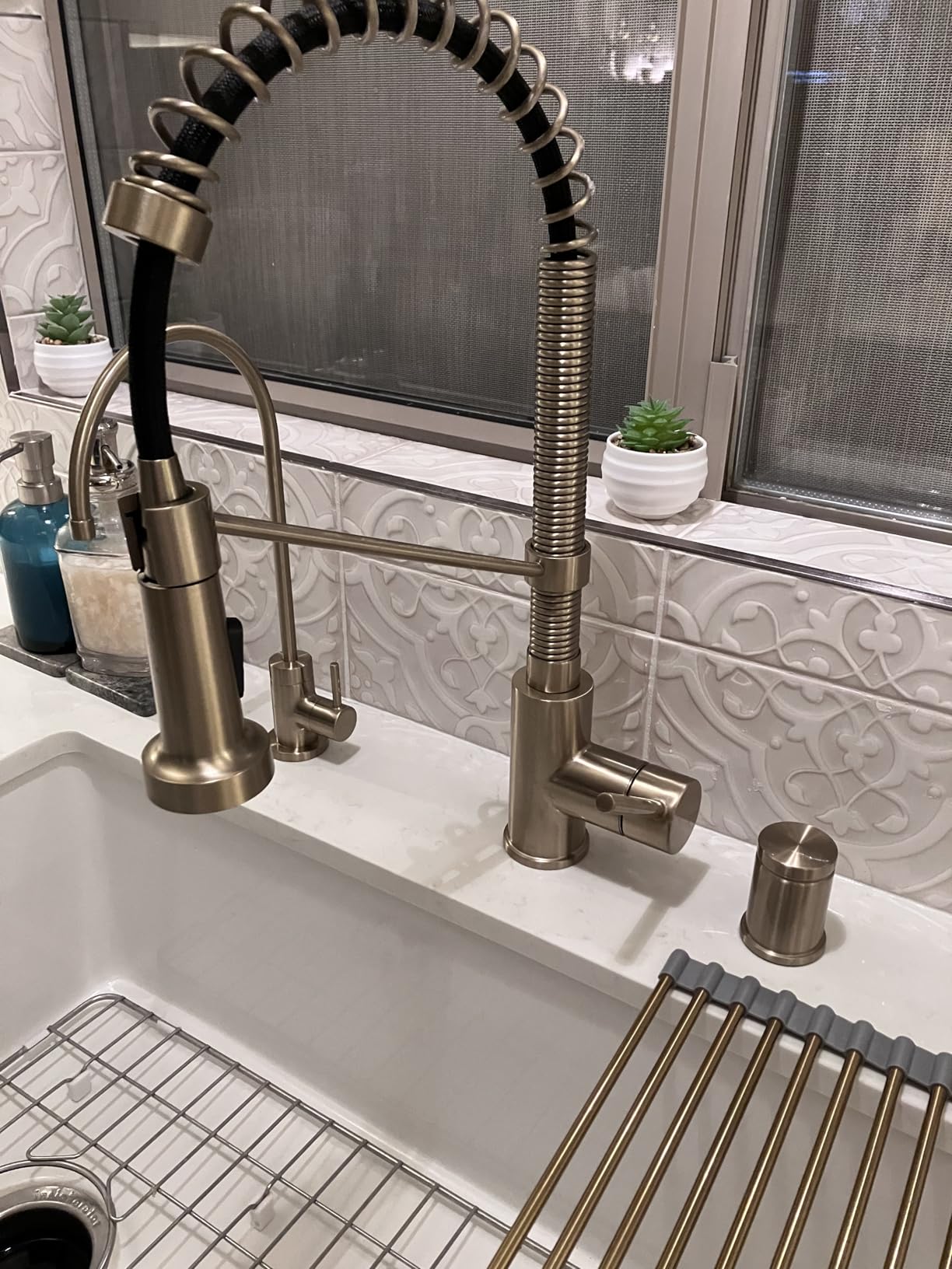 KRAUS Bolden 18-Inch Single Handle Spot Free Stainless Steel/Matte Black Commercial Style Pull-Down Kitchen Faucet with Dual Function Sprayer, KPF-1610SFSMB customer photo 2