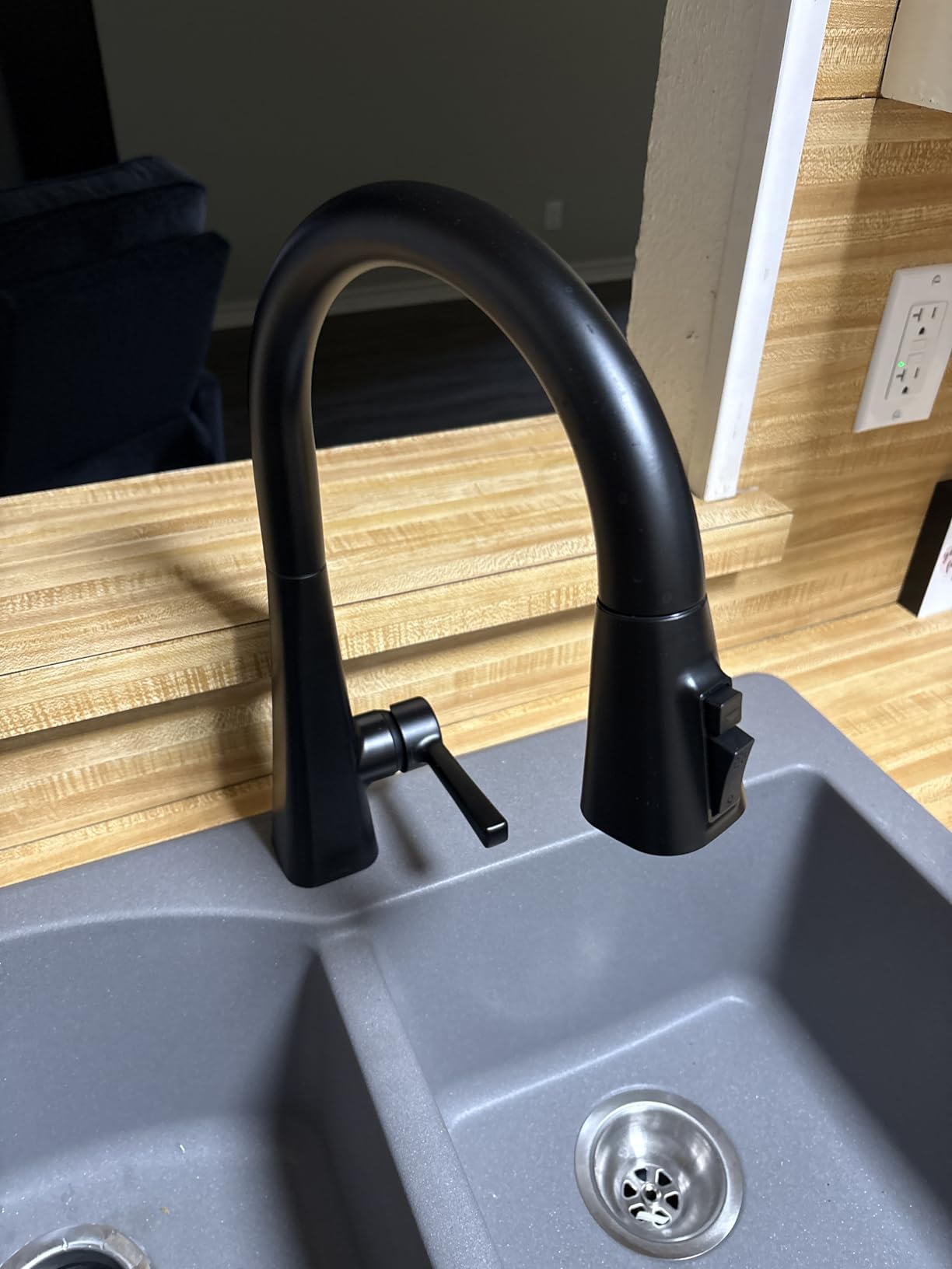 Delta Lenta Matte Black Kitchen Faucet with Pull Down Sprayer, Modern Single Hole Kitchen Sink Faucet, Single Handle, Matte Black 19802Z-BL-DST customer photo 1
