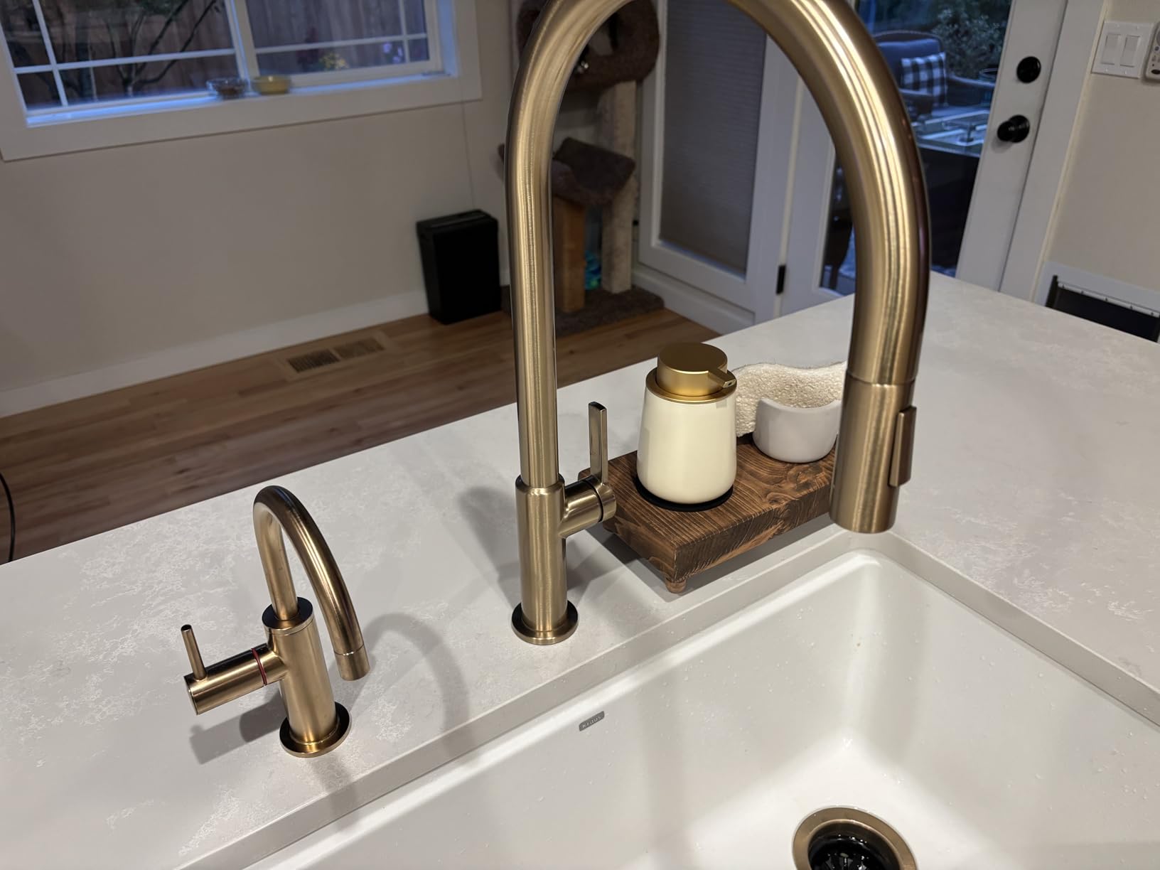Delta Instant Hot Water Dispenser Faucet Gold, Instant Hot Water Tap, Champagne Bronze 1930LF-H-CZ (Tank and Filter Not Included) customer photo 1
