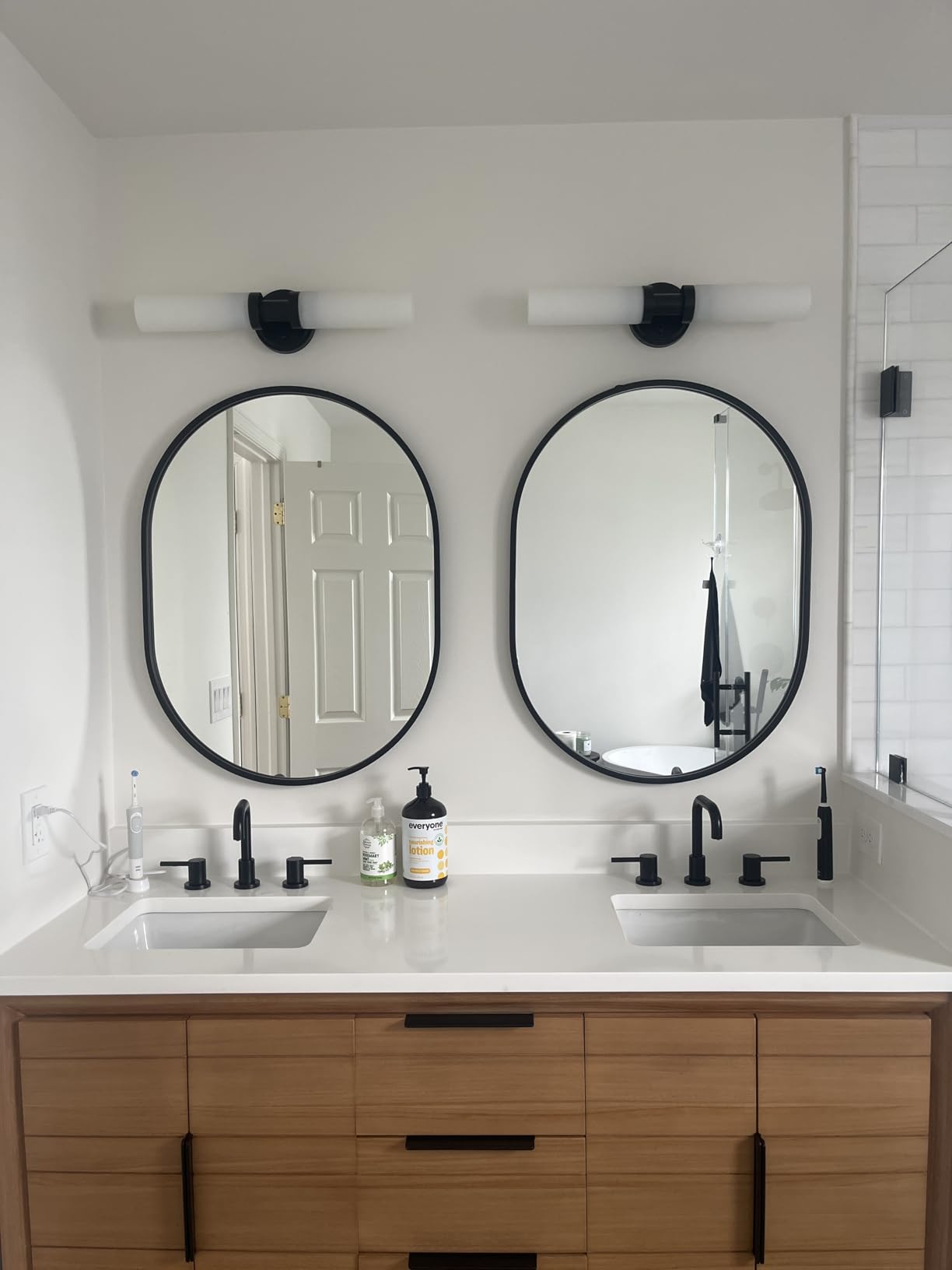 Bathroom Sconces Wall Lighting W/ Clear Glass, 2-Light Bathroom Vanity Light Fixtures, Modern Wall Lights for Mirror Living Room Hallway, Black and Gold Brushed Brass, E26 T10 Bulbs(Excluded) customer photo 2