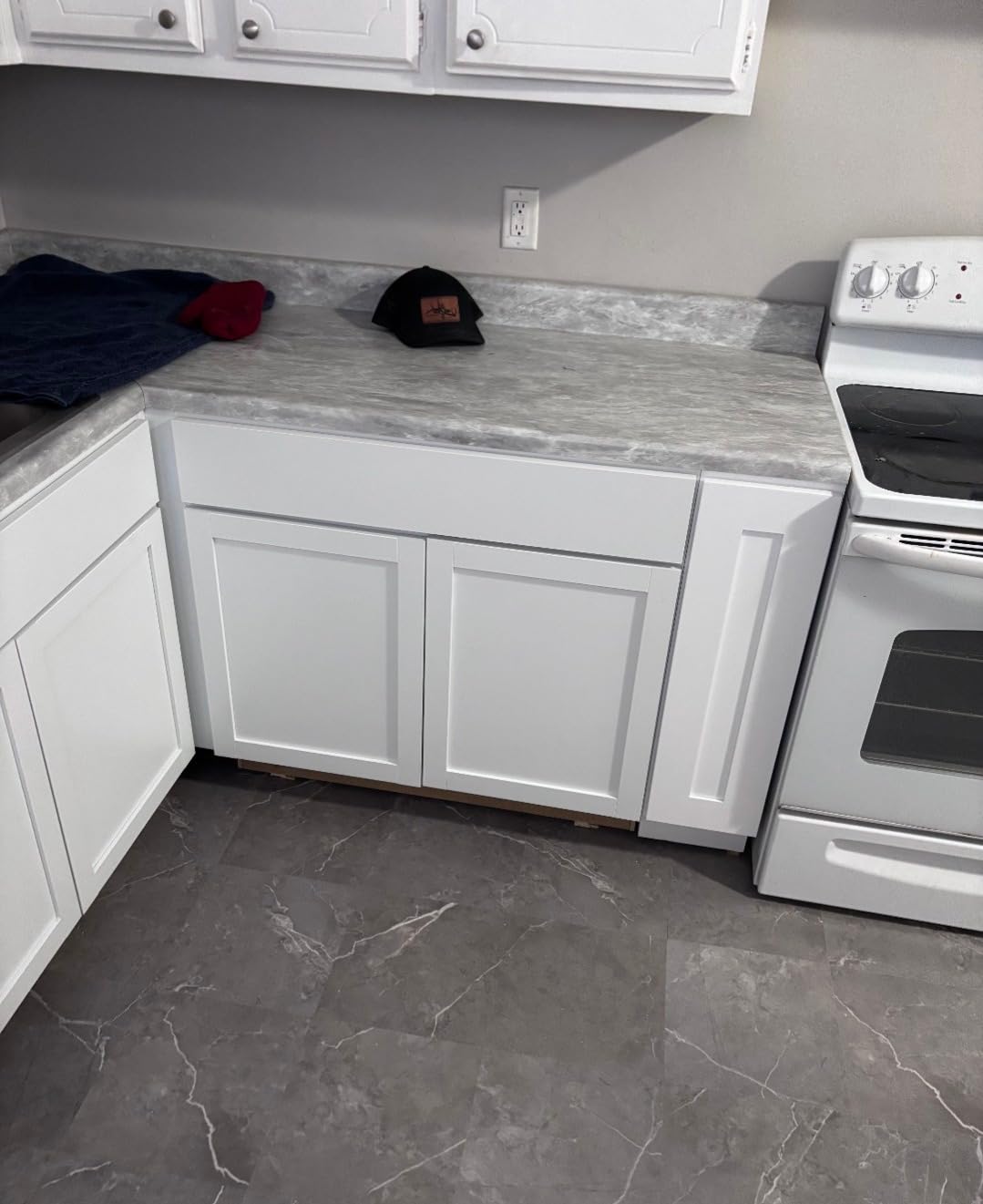 Hollywood Fabiani Design Base Kitchen Cabinet 9 in. W x 24 in. D x 34.5 in. H in Shaker White Ready to Assemble customer photo 2