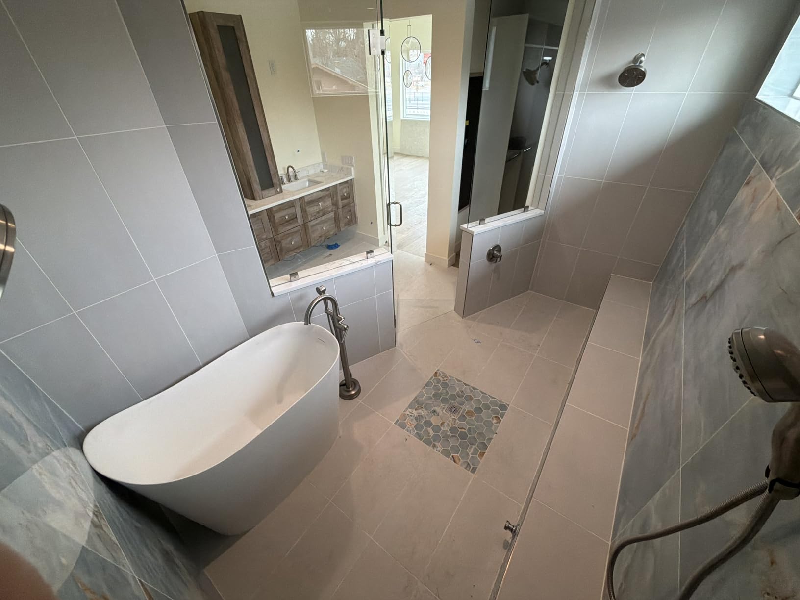 51'' Japanese Soaking Tub Freestanding Bathtub Resin Stone Bathtubs Deep Soaking Tub with Overflow and Pop-up Drain - White customer photo 1