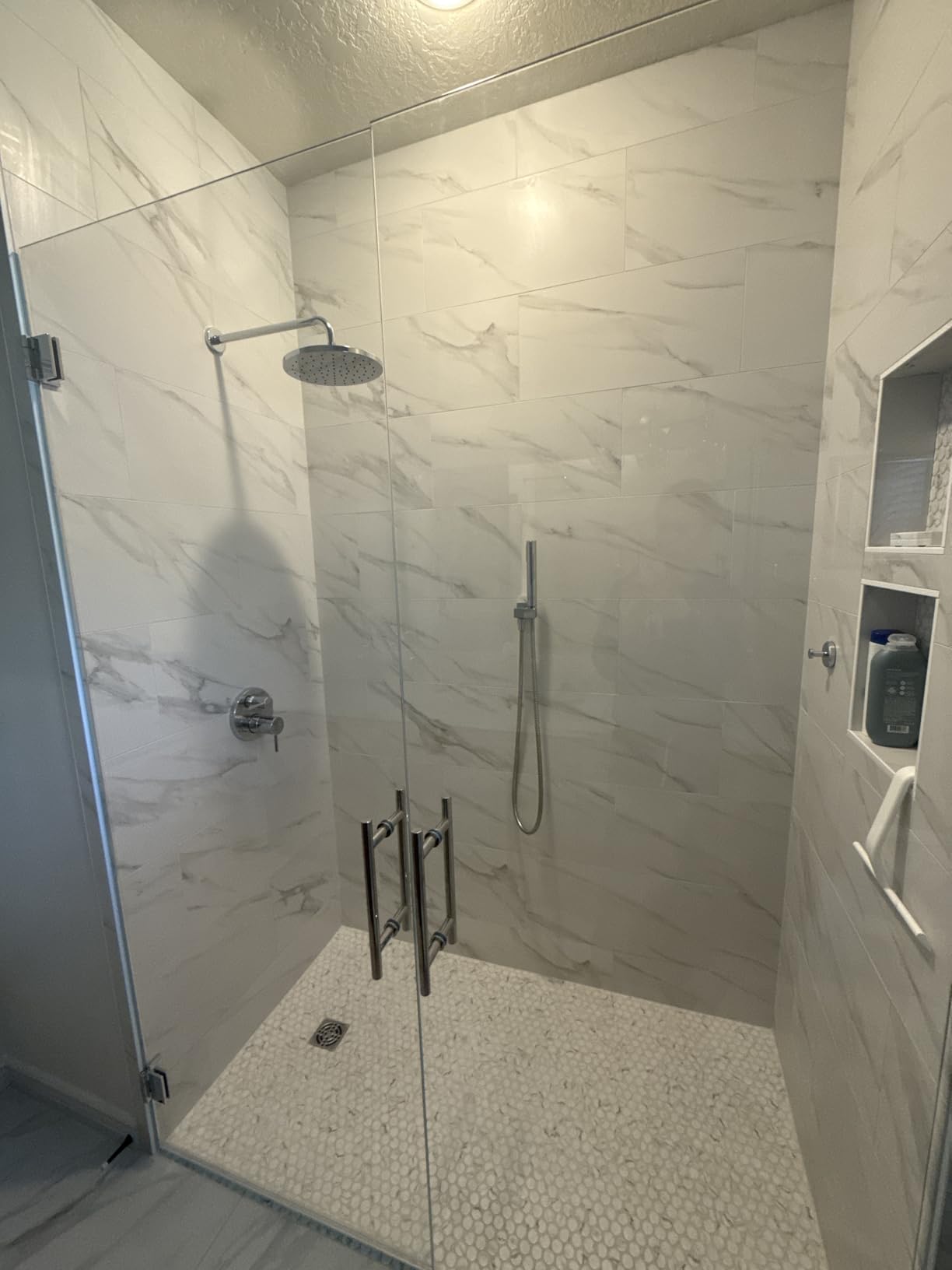 Delta Modern 14 Series Round Rain Shower System Faucet Set, Rainfall Chrome Shower Head and Handle Set, Valve Trim Kit, 10 Inch, Chrome 342702 customer photo 1