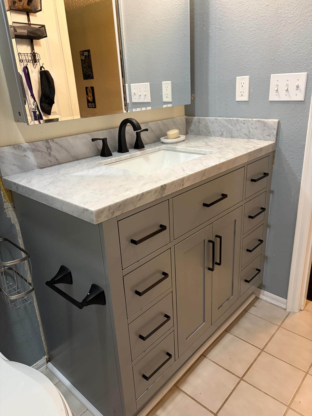 ARIEL Hepburn 42-inch Bathroom Vanity with Sink, Solid Wood, 1.5-inch Carrara White Quartz Countertop & Backsplash, Single Rectangular Porcelain Sink, 2 Soft Closing Doors, 9 Dovetail Drawers, White customer photo 1