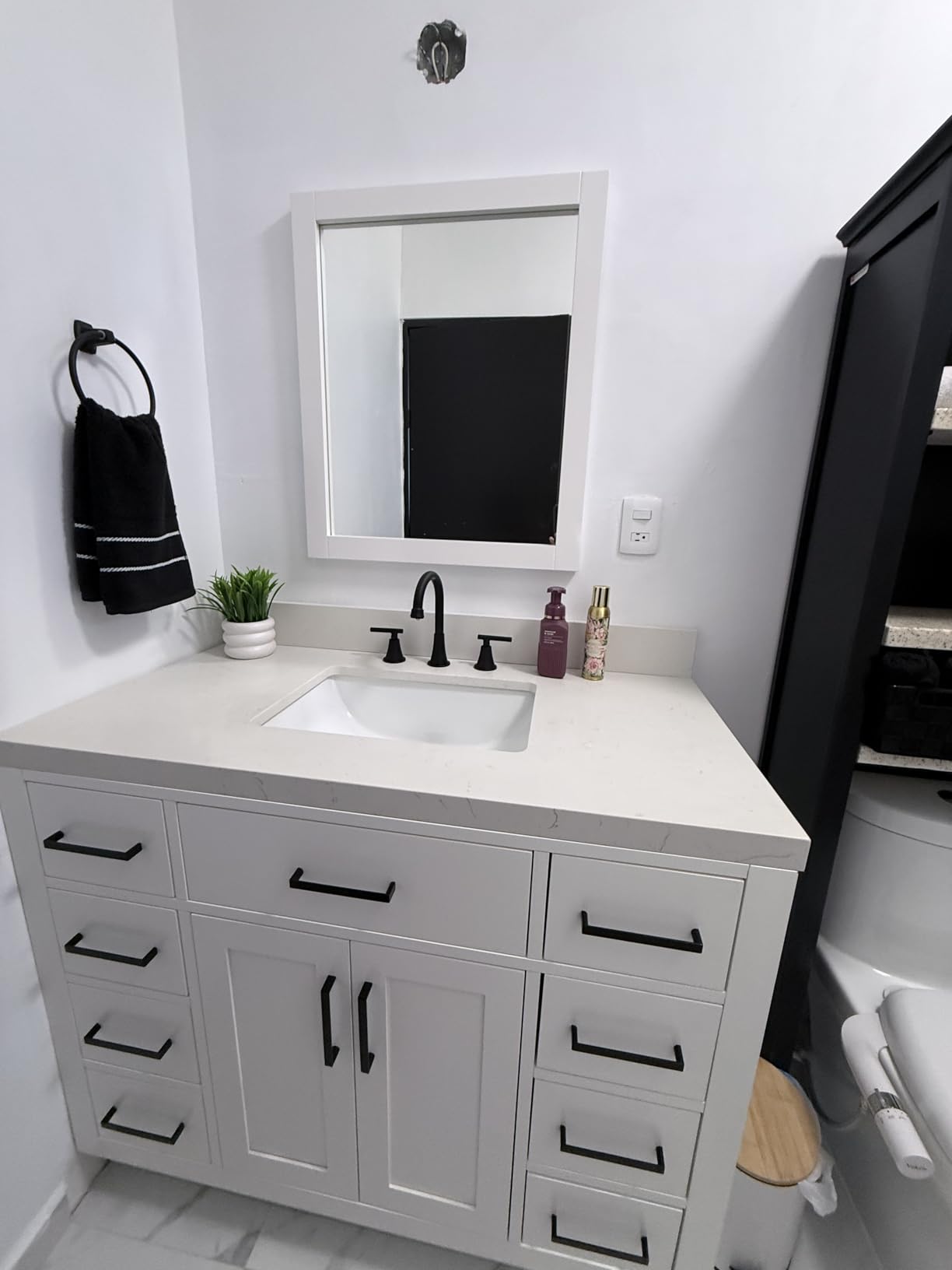 ARIEL Hepburn 42-inch Bathroom Vanity with Sink, Solid Wood, 1.5-inch Carrara White Quartz Countertop & Backsplash, Single Rectangular Porcelain Sink, 2 Soft Closing Doors, 9 Dovetail Drawers, White customer photo 2