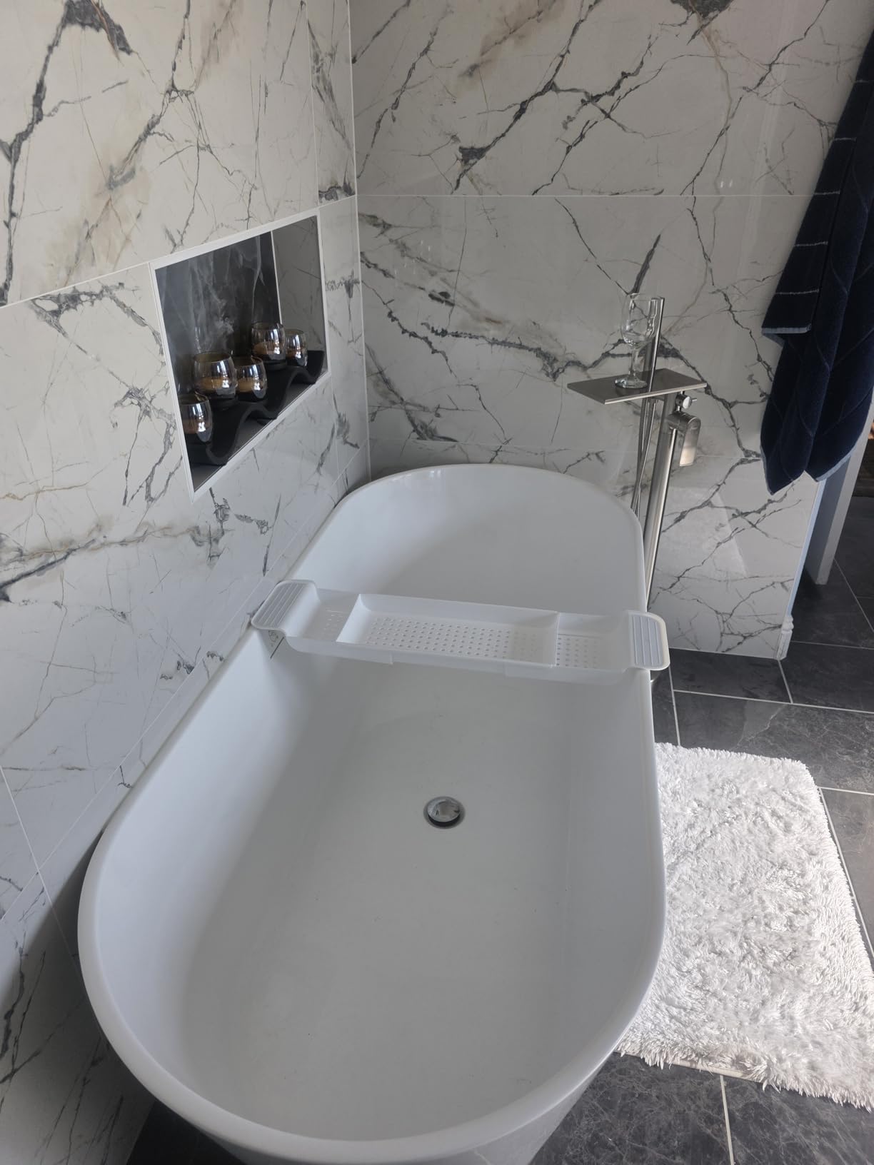 HAWKROWN Freestanding Bathtub Faucet, Floor Mount Bathtub Faucet with 2 Water Outlet Modes, Swivel Gooseneck Spout with Hand Shower, Brass Single Handle Tub filler, Max Flow Rate 7.4 GPM, Matte Black customer photo 2
