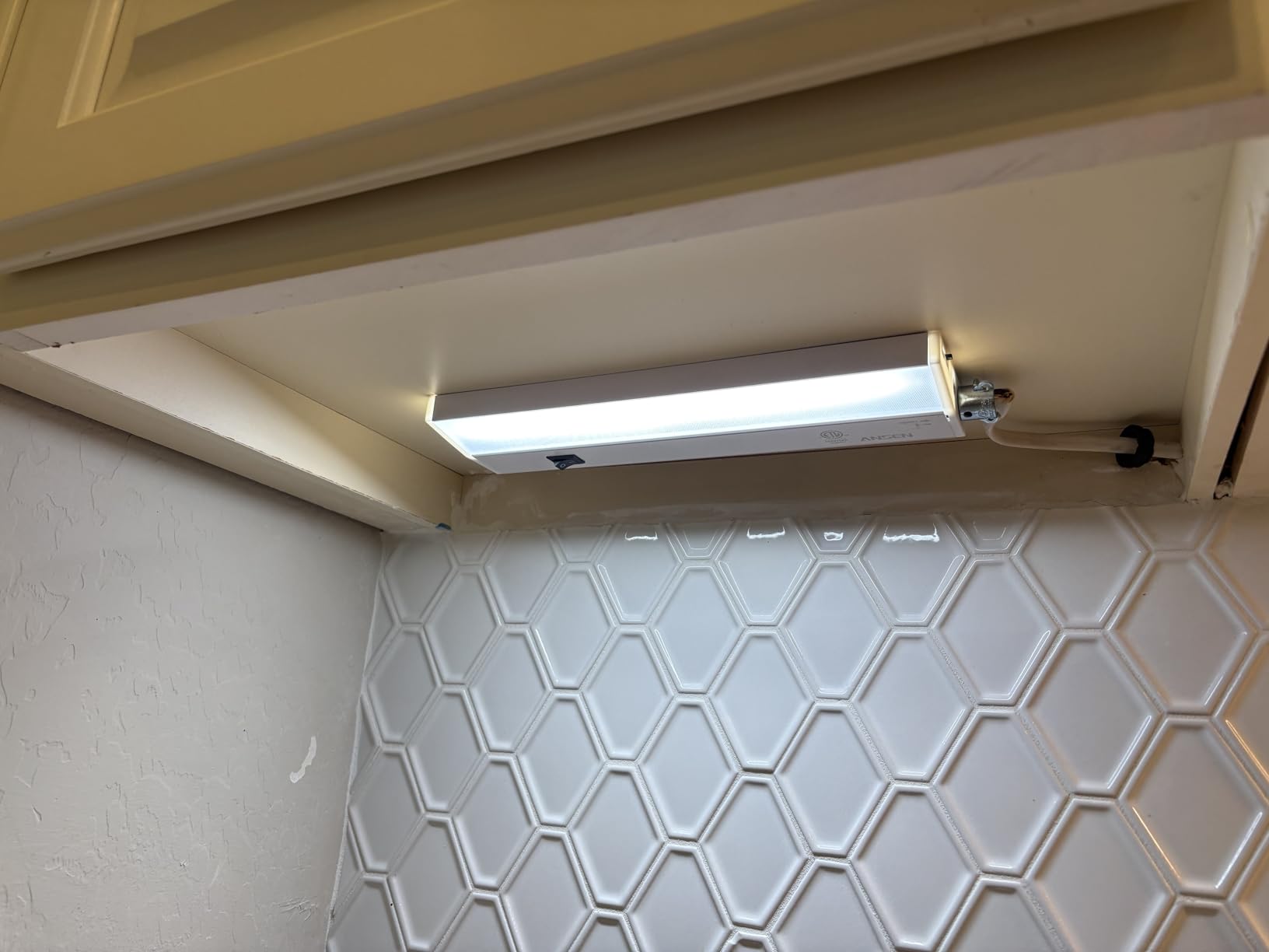 Ansen Hardwired Under Cabinet Lighting, 18inch 15W LED Light for Kitchen/Closet, 998.4lm, CRI>92, R9>90, Dimmable, 5 Color Temperature, 2700K-5000K(Warm White, Cool White, Daylight) customer photo 2″ class=”wp-image-customer”/></figure>


<h3><span class=