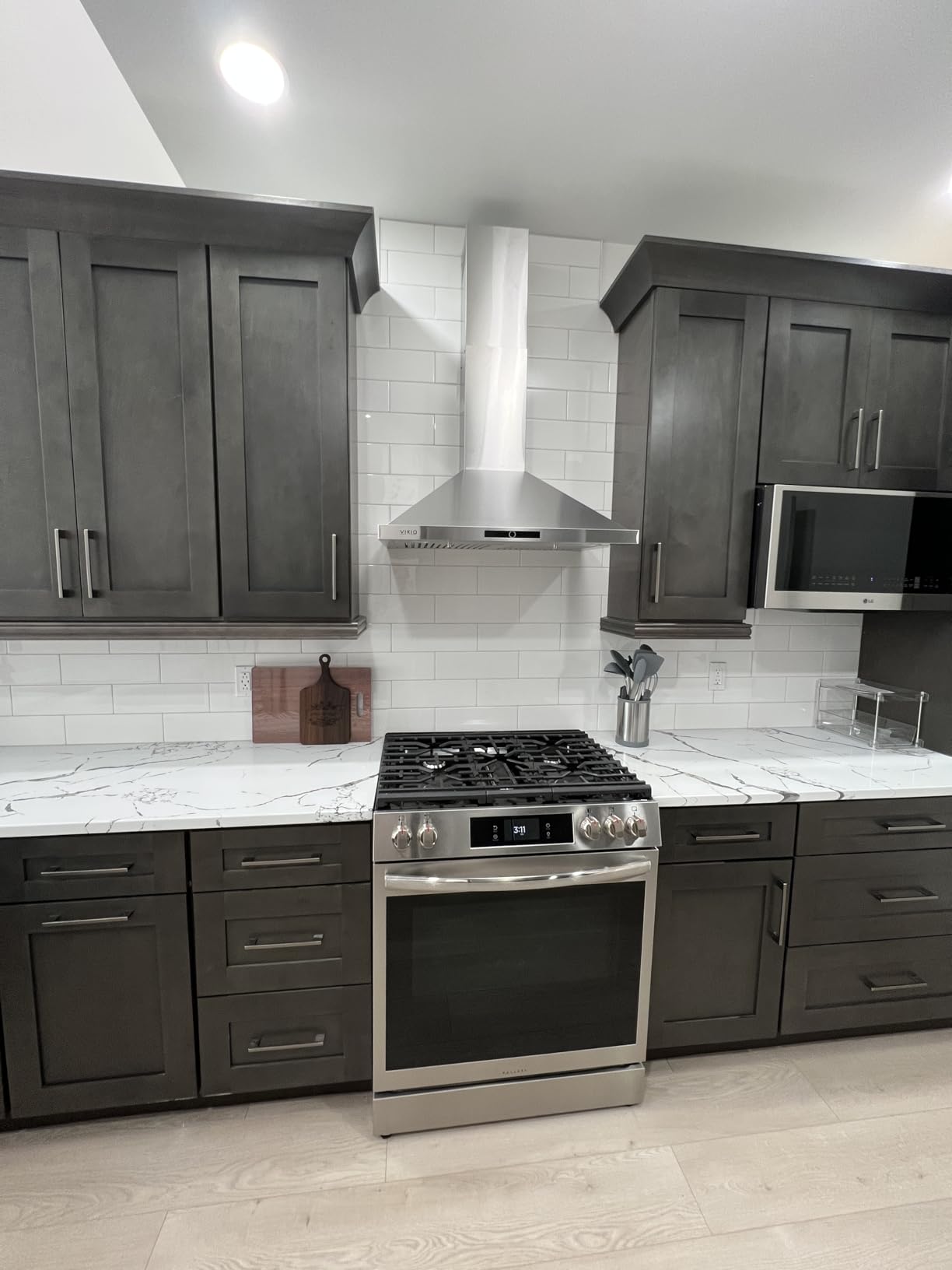 VIKIO HOME Wall Mount Range Hood 30 inch, 580 CFM, Ducted/Ductless Convertible, Stainless Steel Kitchen Vent Hood with 3-Speed Fan and LED Lights customer photo 1
