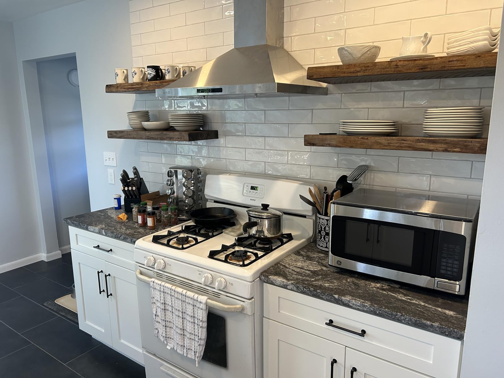 VIKIO HOME Wall Mount Range Hood 30 inch, 580 CFM, Ducted/Ductless Convertible, Stainless Steel Kitchen Vent Hood with 3-Speed Fan and LED Lights customer photo 2