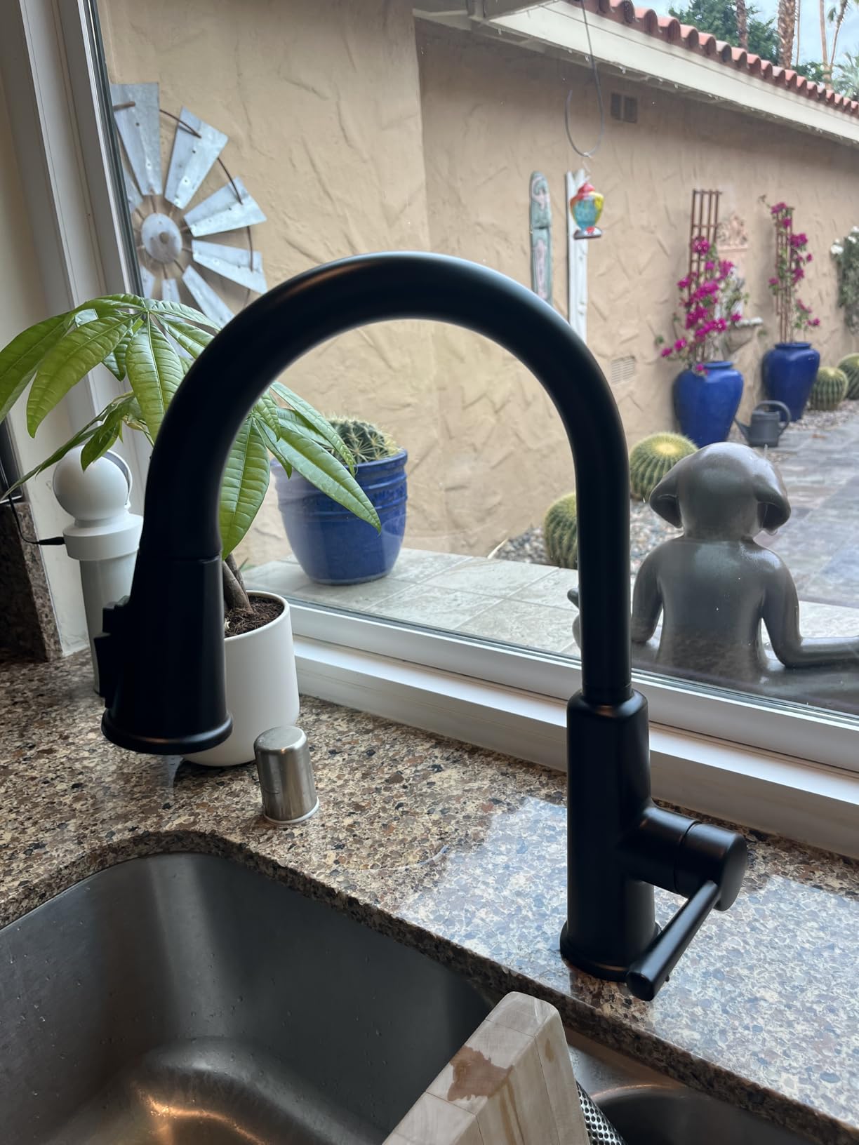 Delta Finnridge Matte Black Kitchen Faucet with Pull Down Sprayer, High Pressure ProClean Spray Modern Single Hole Kitchen Sink Faucet, Matte Black 19730LF-BL customer photo 1