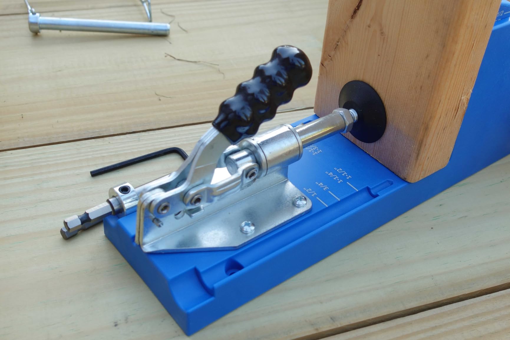 Kreg K4 Plus Pocket Hole Jig - With Drilling Guide & Dust Collection - Adjustable, Versatile Jig for Strong Joints - Create Perfect, Rock-Solid Joints - For Materials 1/2