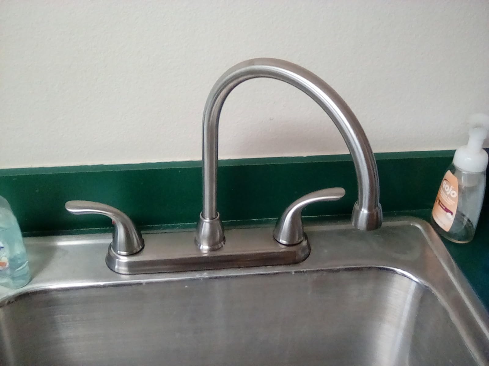 Pfister Pfirst Series 2-Handle High Arc Kitchen Sink Faucet with 360 Degree Swivel Spout Stainless Steel Finish Ceramic Disc Valves 3-Hole Installation G136200S customer photo 2